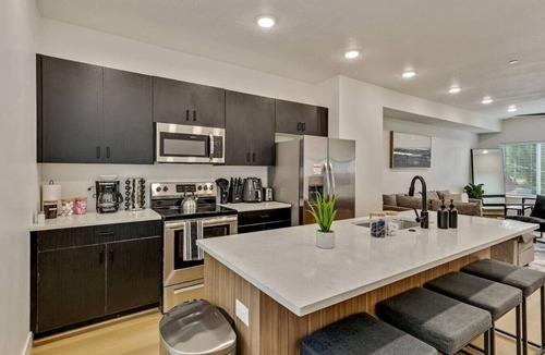 People's Freeway House | 3 Min to DT | 2 Car Garage| Lux Townhome |King Bed