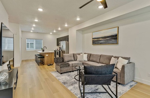 People's Freeway House | 3 Min to DT | 2 Car Garage| Lux Townhome |King Bed