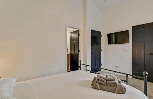 People's Freeway House | 3 Min to DT - 2 Car Garage - Lux Townhome - King Bed