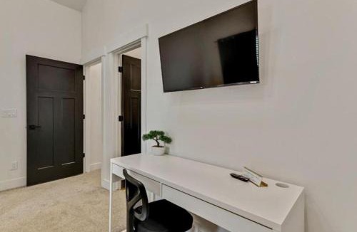 People's Freeway House | 3 Min to DT - 2 Car Garage - Lux Townhome - King Bed