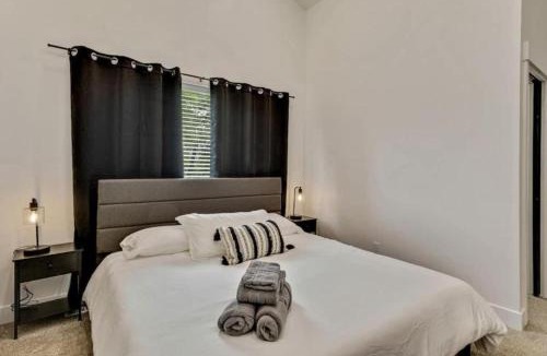 People's Freeway House | 3 Min to DT - 2 Car Garage - Lux Townhome - King Bed