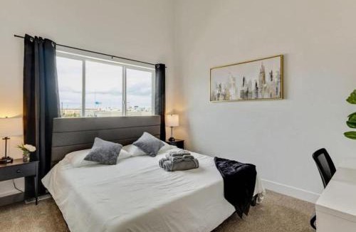 People's Freeway House | 3 Min to DT - 2 Car Garage - Lux Townhome - King Bed