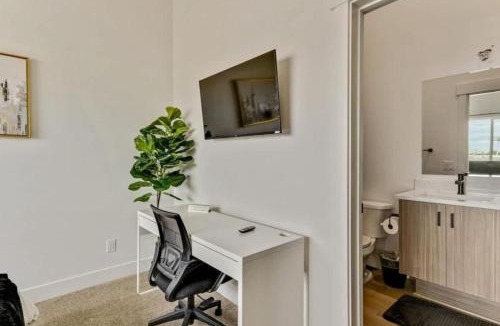 People's Freeway House | 3 Min to DT - 2 Car Garage - Lux Townhome - King Bed