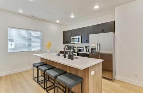 People's Freeway House | 3 Min to DT - 2 Car Garage - Lux Townhome - King Bed