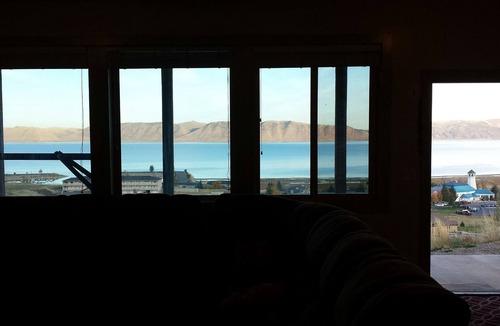 Harbor Village Cabin | 3 minutes from State Marina Private Hot Tub! Playground!