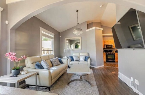 Central City House | 30 Day Extended Stay+Private Hot Tub+Fully Fenced Yard+Designer Furniture+Fiber!