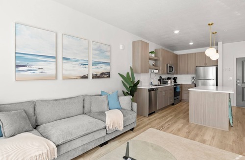 People's Freeway Apartment | 30 Min From All Ski Resorts! with Free Parking and Pool