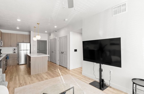 People's Freeway Apartment | 30 Min From All Ski Resorts! with Free Parking and Pool