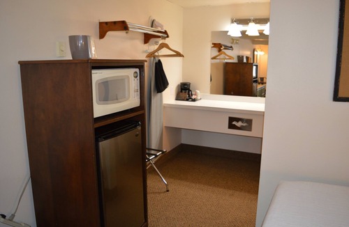 Columbia Falls Hotel | #30- TWO QUEEN BEDS in enjoyable Columbia Falls with WiFi, AC, 20m mi to GNP!
