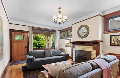 Manito House | 3BR Home / Large Kitchen / Mins To DwnTwn