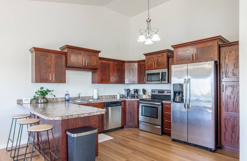 West Fargo House | 3BR I 4 mins to the Lights, King, Patio, Games