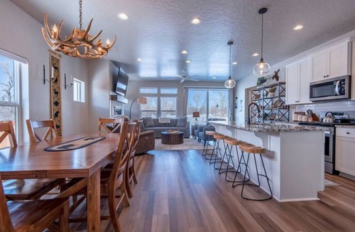 Victor House | 3BR Rellerstone Bunkhouse w/AC Fall Special - buy 5 nights, get 2 free Sept. - Nov