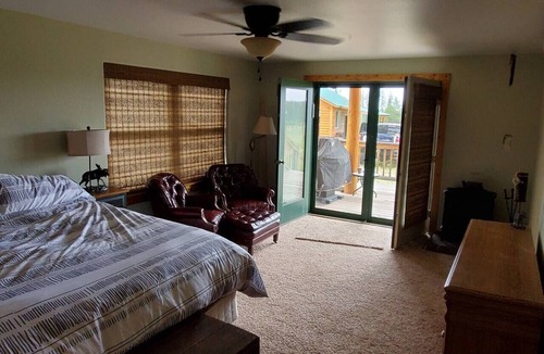 Foxpark Cabin | 4 Bedroom Cabin with Starlink Wifi-5 minute ride to main trails RZR/Snowmobile!