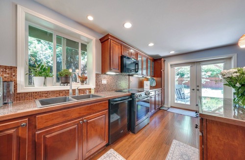 North Juanita House | 4 Mi to Waterfront & Wineries! Quiet Getaway