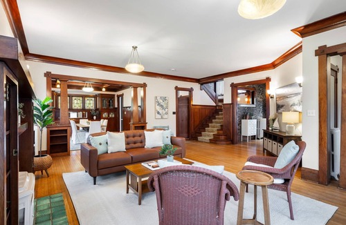 East Queen Anne House | 4000 sf 5br house w/yard 5 min to Space Needle/Pike Mkt 1 blck to Queen Anne Av