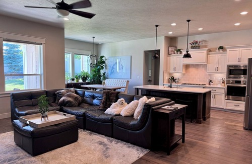 Meridian House | 4BD 3BA Home in Quiet Community. Clean & Spacious. Pet-Friendly, Gated Yard.