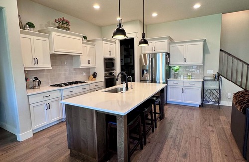 Meridian House | 4BD 3BA Home in Quiet Community. Clean & Spacious. Pet-Friendly, Gated Yard.