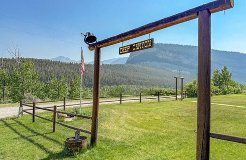 Choteau Cabin | 5-bedroom historic lodge in Choteau perfect for a Rocky Mountain Front getaway