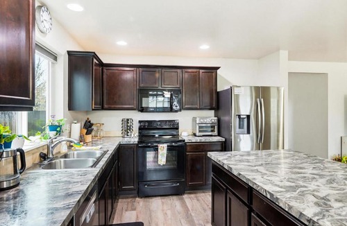 Meridian House | 5 BR Family Fun Sleep 12 Climbing Wall & Games