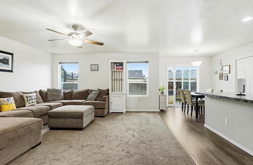 Meridian House | 5 BR Family Fun Sleep 12 Climbing Wall & Games