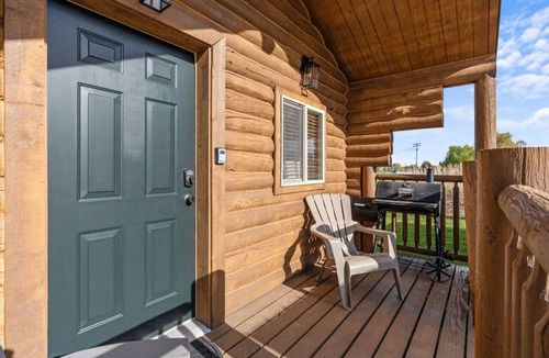 St. Charles Cabin | #5 Red Rock Mini Cabin w/AC, Fire Pit & BBQ!