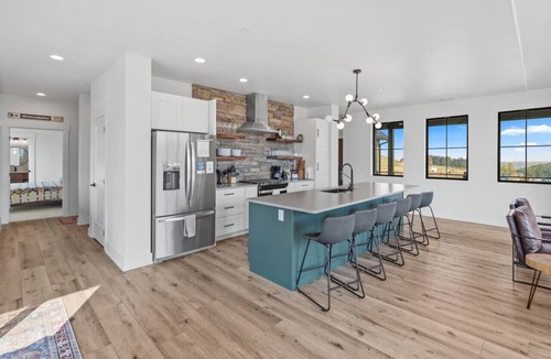 Red Lodge House | 5BR (4 King En-Suites) w/Sauna, Game Room, Mountain Views