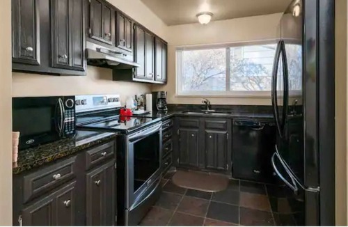 Millcreek Apartment | 5★TOP CHOICE★4BR House | Fast WiFi | Free Parking