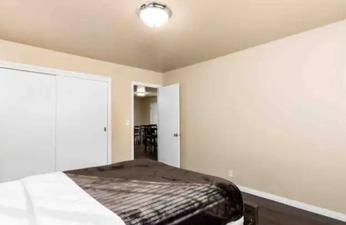 Millcreek Apartment | 5★TOP CHOICE★4BR House | Fast WiFi | Free Parking