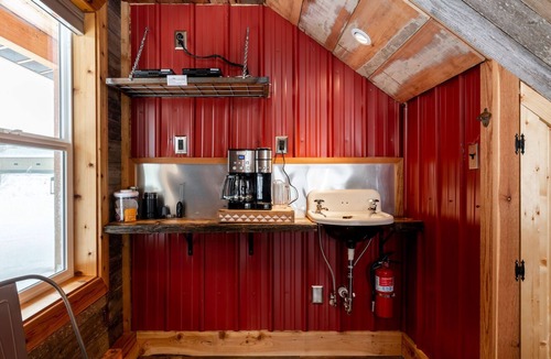 Lazy Acres House | 7 Min to Yellowstone | Sleeps 7 Open Loft Room The Bunk House