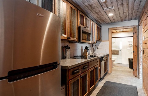 Lazy Acres House | 7 Min to Yellowstone | Sleeps 7 Open Loft Room The Bunk House