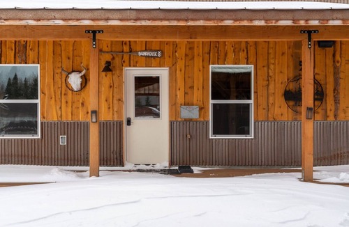 Lazy Acres House | 7 Min to Yellowstone | Sleeps 7 Open Loft Room The Bunk House