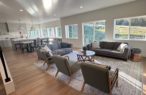 Harbor Village House | 8 bedrooms, 2 Bunk Rooms, Hot Tub, Pool, and Walking Distance to Restaurants