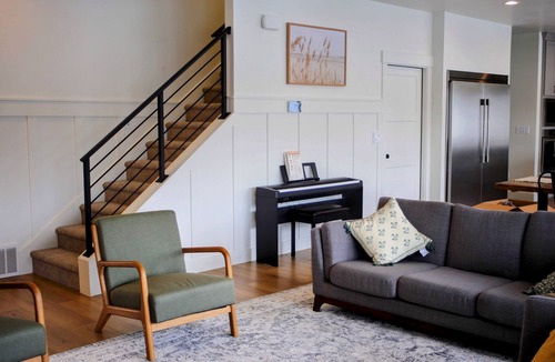 Harbor Village House | 8 bedrooms, 2 Bunk Rooms, Hot Tub, Pool, and Walking Distance to Restaurants