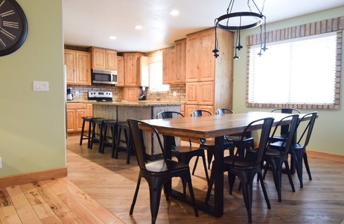 Lindon House | 8 Bedrooms · 6 Kings · Sleeps 20 · Hot Tub, Cinema & Arcade