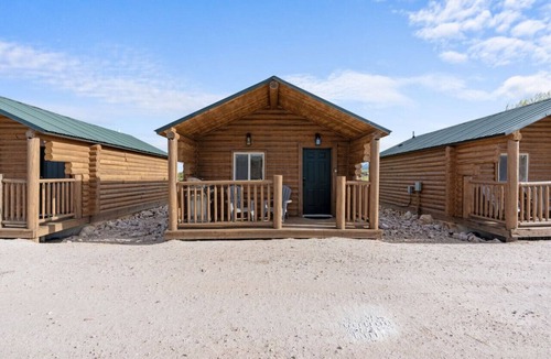 St. Charles Cabin | #8 Bigfoot Cabin w/AC, Fire Pit & BBQ!