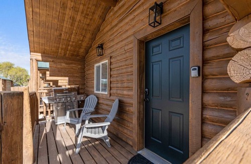 St. Charles Cabin | #8 Bigfoot Cabin w/AC, Fire Pit & BBQ!