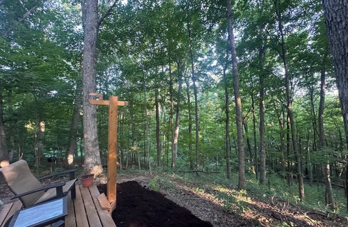 Janesville Cabin | A frame getaway atop a ridge in Charleston, Illinois.
