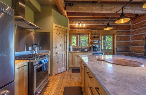 The Dalles Cabin | Adams Rest - Hot Tub! Mosier Log Cabin, Mt Adams View, Great Peaceful location!