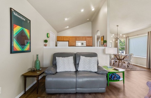 Bozeman House | Adorable Cottage! 2BR, 1BA house, garage, open space