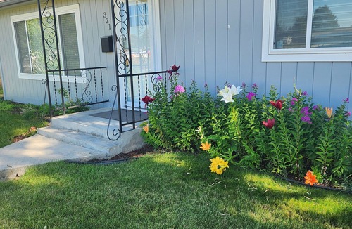 Meridian House | Adorable Cottage Home in downtown Meridian! 5 minute walk to town and amenities