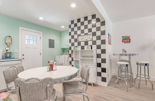 Millcreek Apartment | Adorably Retro - Private & exclusive Hot Tub
