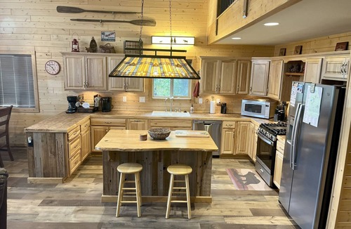 Last Chance Cabin | Adventure Basecamp - Hot Tub-Trails-Legendary Fishing-Near Yellowstone-WiFi