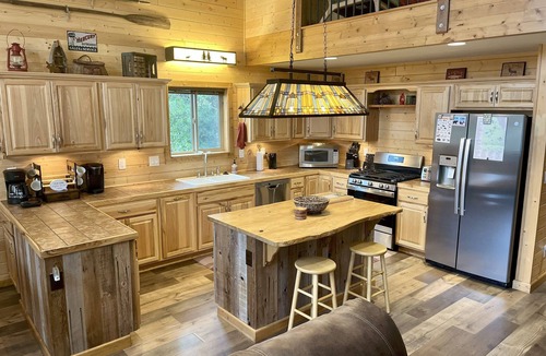 Last Chance Cabin | Adventure Basecamp - Hot Tub-Trails-Legendary Fishing-Near Yellowstone-WiFi