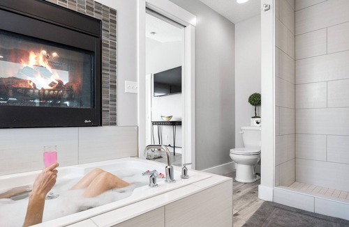 West Haven House | Amazing New Home 3beds 2baths, gas fireplace over soaking tub, outdoor hot tub