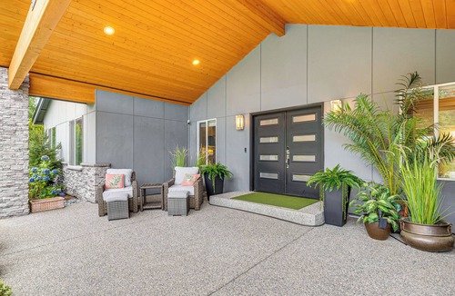 Silver Lake House | Amazing Outdoor Space! Everett Escape w/Hot Tub
