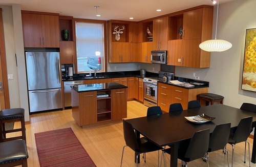 Hood River House | AMAZING VIEWS from this beautiful modern townhome in downtown Hood River!