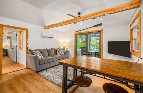 Mayfield House | Arbutus Lakeview Retreat I Fishing l Near TC!