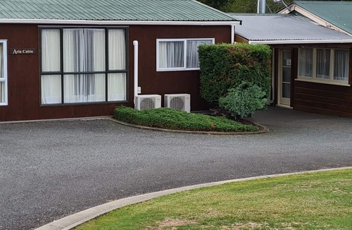 Pukehangi House | Arias COTTAGE (+ CABIN if avail) large family groups up to 24, Hot Spa pool