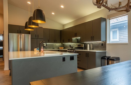 Sun Valley House | Arrowwood 4618 - Luxury Tri-Level Townhome Close to the Pool
