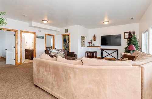Harbor Village Cabin | Aspen Cabin with Private Hot Tub and Gorgeous Views of Bear Lake